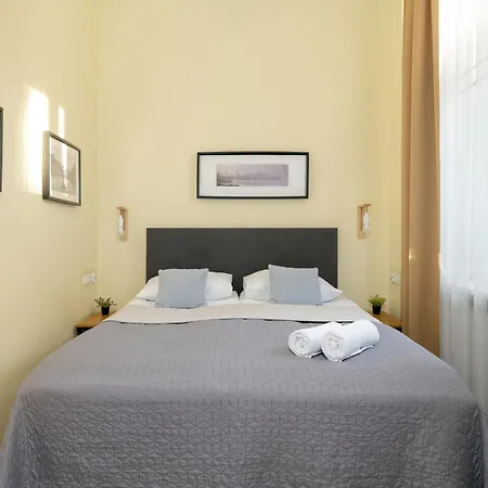 Jasne Studia Very Berry W Centrum Poznania By Noclegi Renters Exterior photo