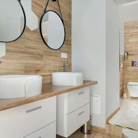 Jasne Studia Very Berry W Centrum Poznania By Noclegi Renters Exterior photo