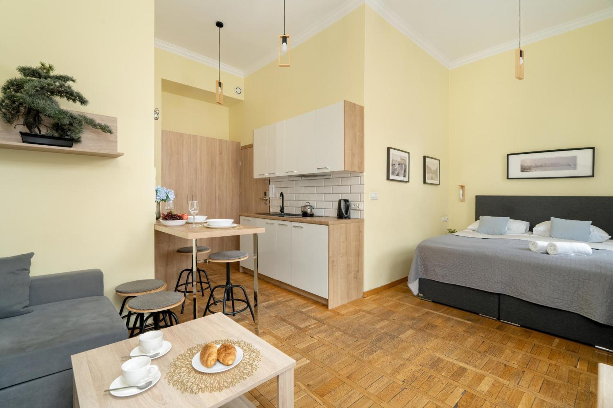 Jasne Studia Very Berry W Centrum Poznania By Renters Apartment