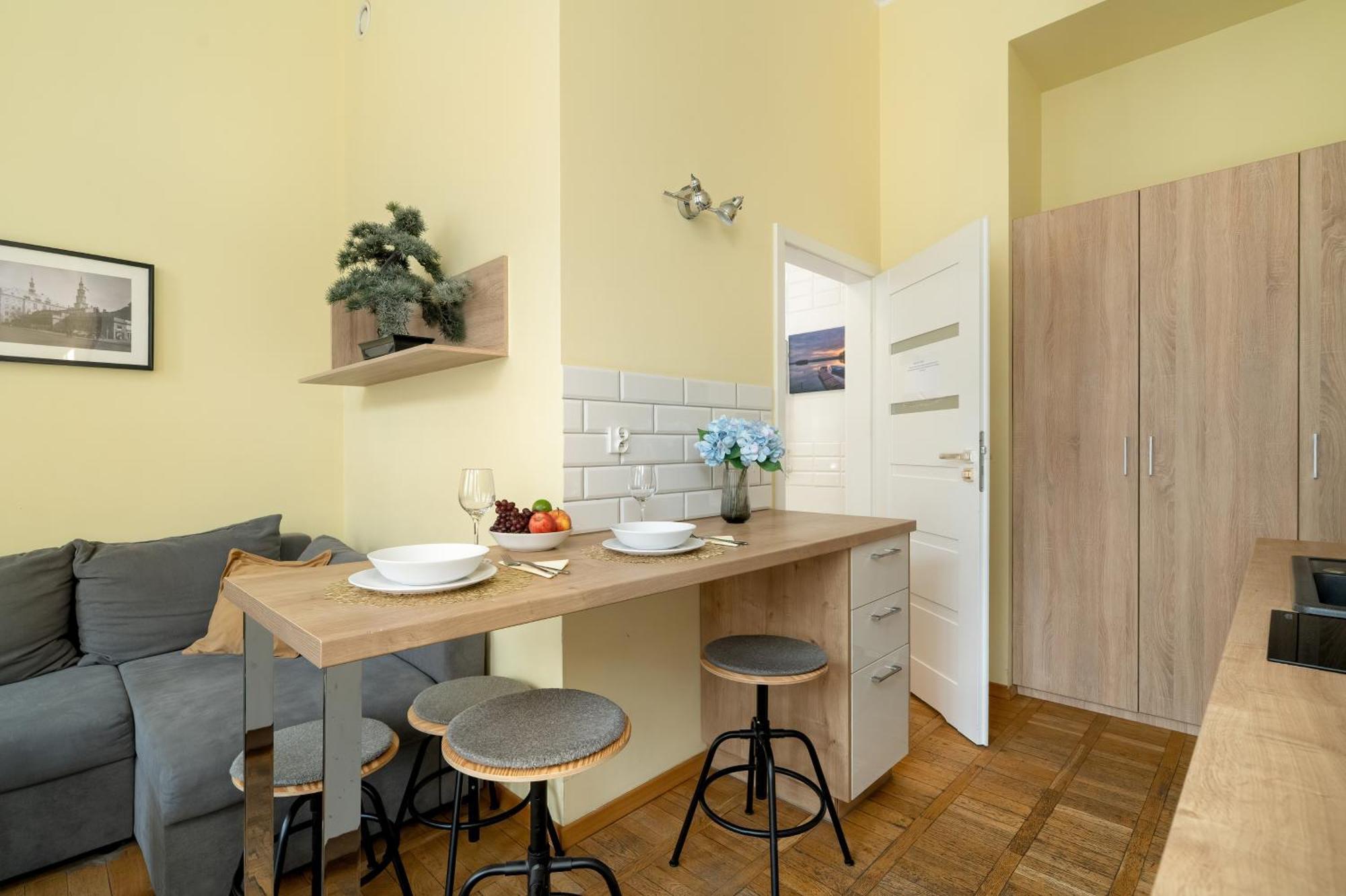 Jasne Studia Very Berry W Centrum Poznania By Renters Apartment Poznan