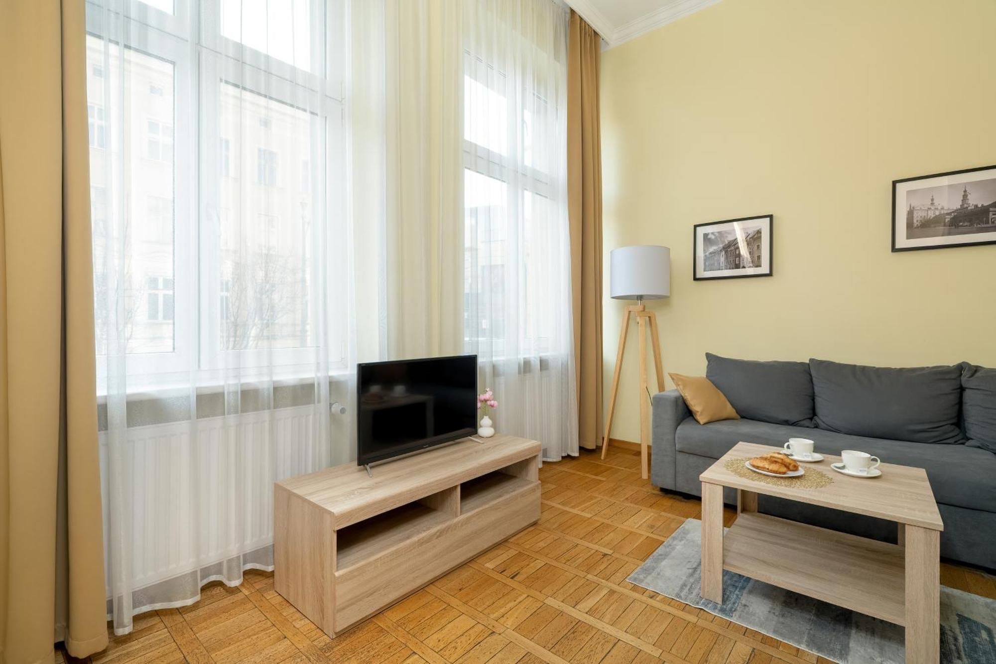 Jasne Studia Very Berry W Centrum Poznania By Renters Apartment
